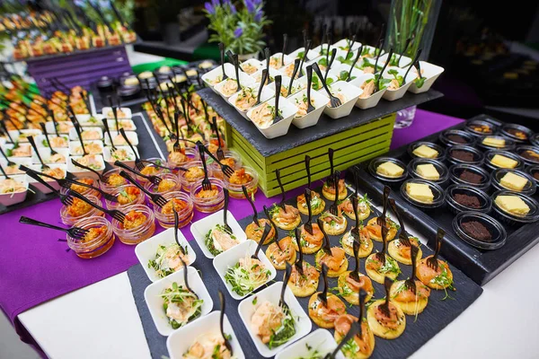 Feestelijk Heerlijk Buffet Snacks Catering Een Breed Scala Aan Gerechten — Stockfoto