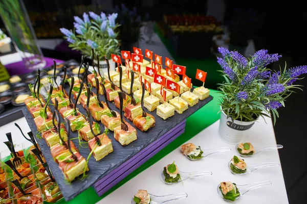 Buffet Festivo Delicioso Aperitivos Catering Una Amplia Variedad Alimentos — Foto de Stock