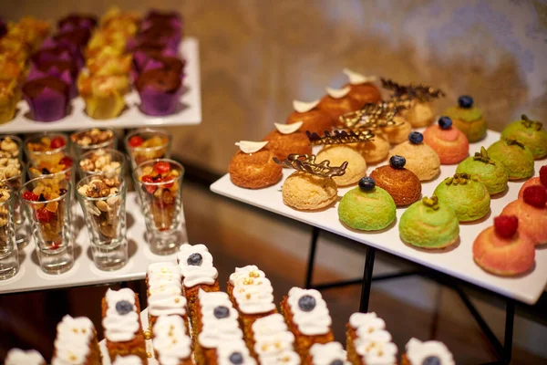 Buffet Festivo Delicioso Aperitivos Catering Una Amplia Variedad Alimentos — Foto de Stock