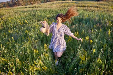 Hasır şapkalı güzel bir genç kız.