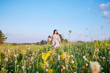 Hasır şapkalı güzel bir genç kız.