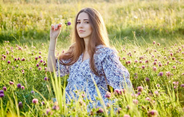 一个年轻漂亮的姑娘 带着一束花在大自然中 — 图库照片