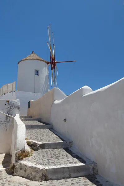 Ветряная мельница острова Санторини — стоковое фото