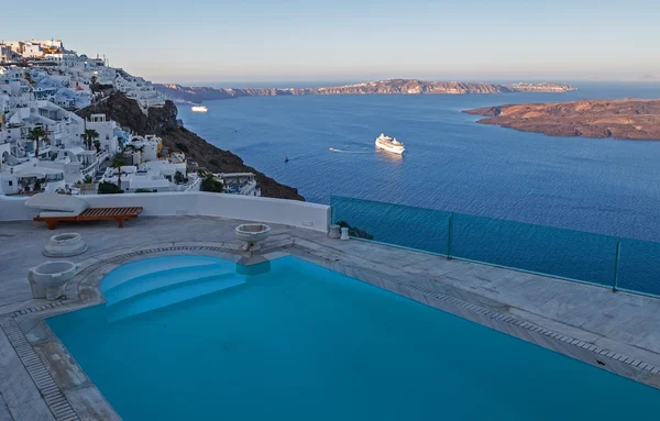 The turquoise pool of a hotel. Santorini. Greece. — Stock Photo, Image