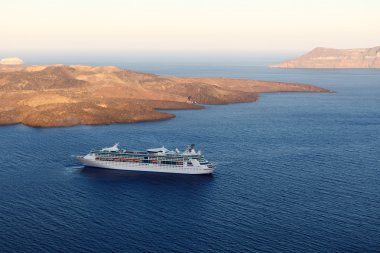 cruise gemi yanardağ yakınlarında santorini adasında