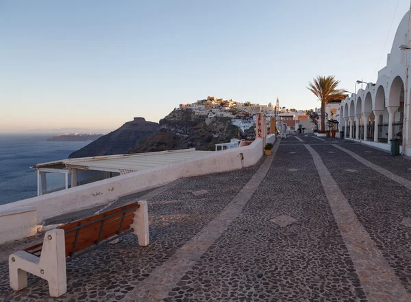 Thira bir sokakta sabah. Santorini Adası. — Stok fotoğraf