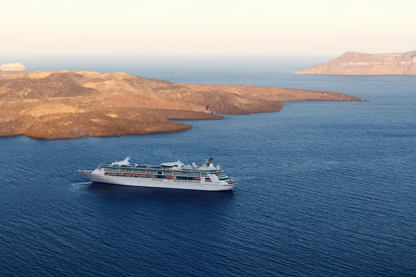Cruise ship near volcano on island of Santorini — Stock Photo, Image