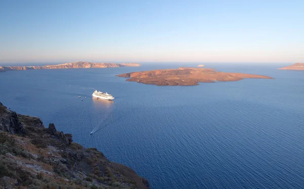 Kreuzfahrtschiff in der Nähe von Vulkan auf der Insel Santorini — Stockfoto