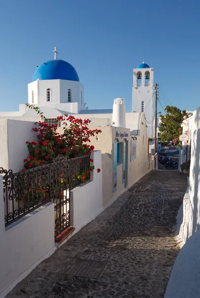 Узкая улица на острове Миконос, Греция — стоковое фото
