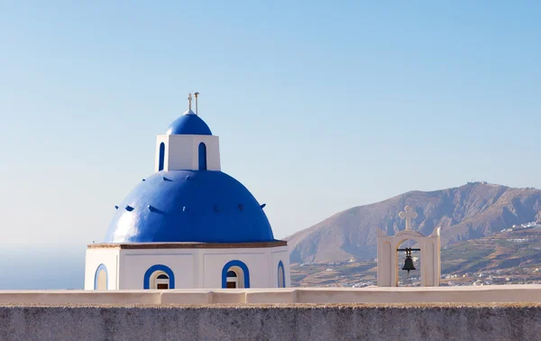 Santorini, Yunanistan, kubbe ve kilise çanı — Stok fotoğraf
