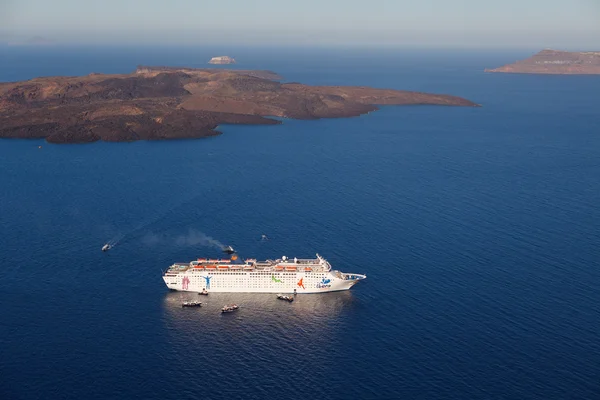 Cruise ship near volcano on island of Santorini — Stock Photo, Image