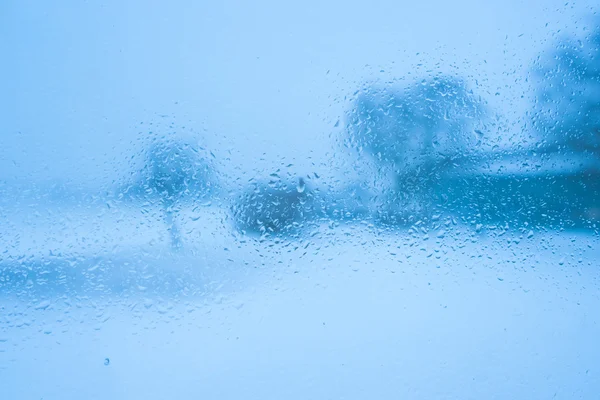 Blaues Fenster feucht — Stockfoto