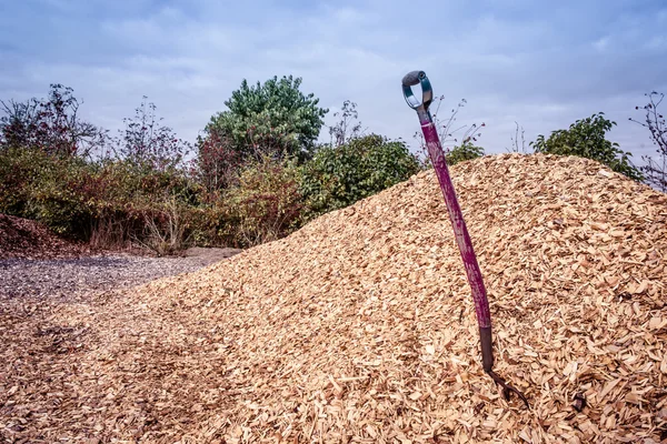 Shovel in mulch — Stock Photo, Image