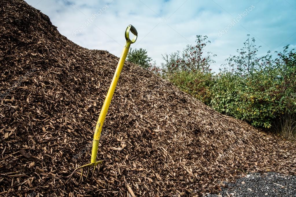 Shovel in mulch — Stock Photo © Sportactive 33939757