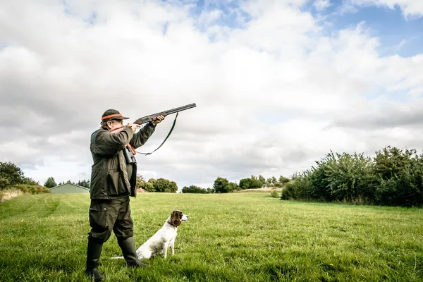 Hunter aiming — Stock Photo, Image