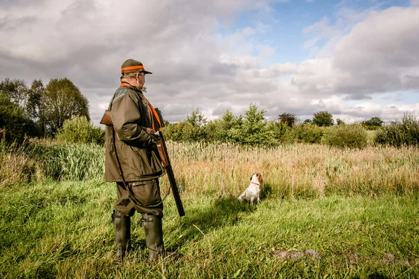 Hunter de pé — Fotografia de Stock