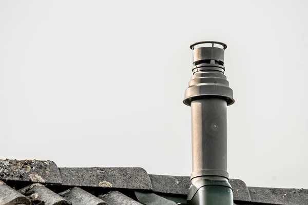 Metalen schoorsteen op de top een dak — Stockfoto