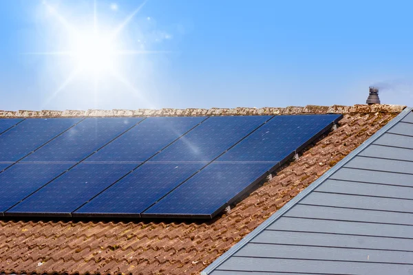 Pannello solare su un tetto — Foto Stock