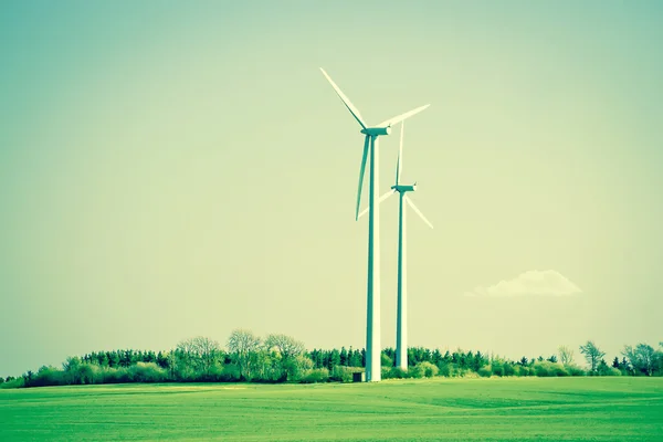 Green energy windmills in beautiful landscape — Stock Photo, Image