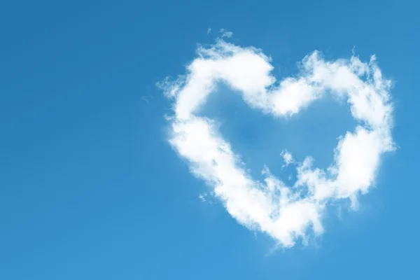 Nube de corazón esponjosa en el cielo azul —  Fotos de Stock