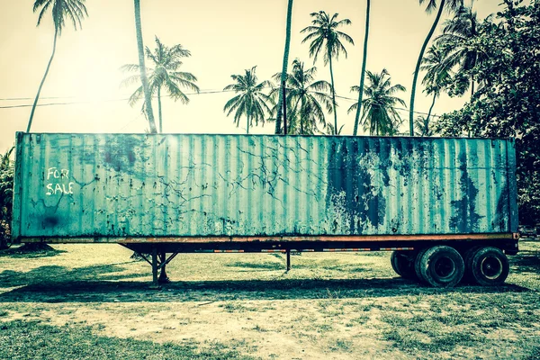 Alter Grunge Truck in tropischer Umgebung — Stockfoto