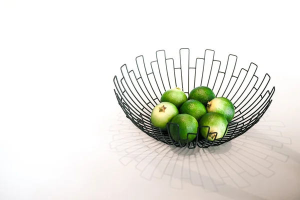 Свежие зеленые фрукты лайма в миске — стоковое фото