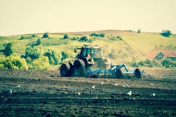 Aratura di trattori in un campo agricolo — Foto Stock