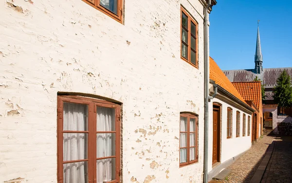 Oude straat met een grote chruch — Stockfoto