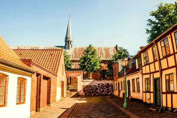 Grote kerk aan het einde van de straat — Stockfoto