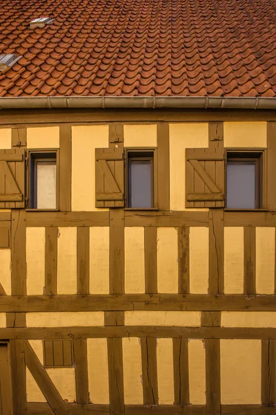 Antiguo edificio amarillo con ventanas — Foto de Stock