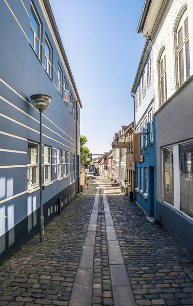 Stad straat op een zomerdag — Stockfoto