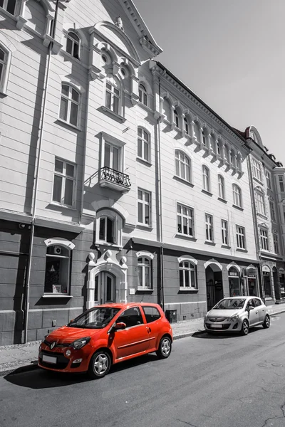 Rode auto voor een hotel — Stockfoto