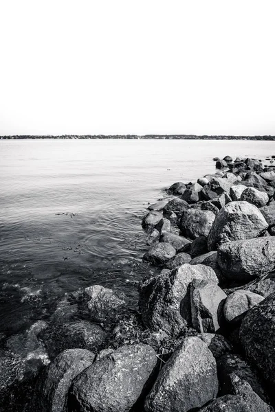 Black and white ocean landscape with rocks — Stock Photo, Image