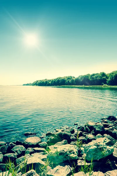 Солнечный свет на красивом озере — стоковое фото