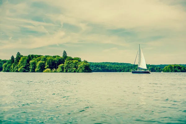 Kleine zeilboot op een meer — Stockfoto