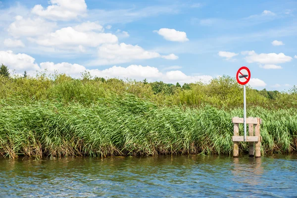 Geen varen teken op een meer — Stockfoto