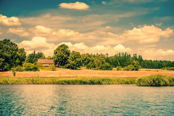 Haus am Flussufer — Stockfoto