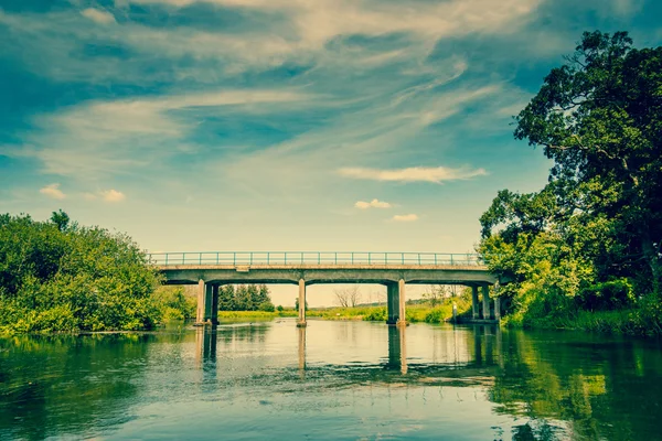 Paisagem fluvial com uma pequena ponte — Fotografia de Stock