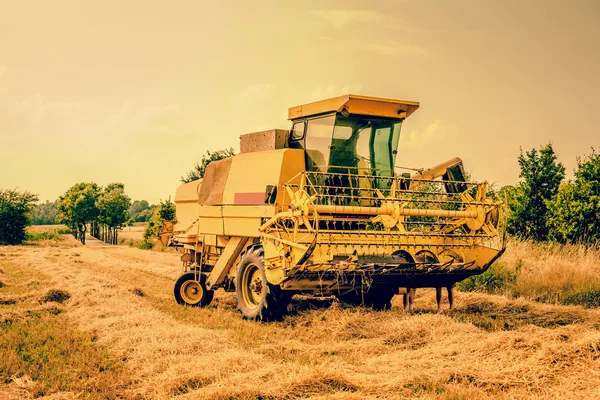 Żółty rolnych kombajn maszyny — Zdjęcie stockowe