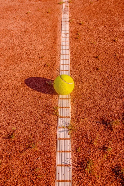 Gul tennisball på en gammal domstol — Stockfoto