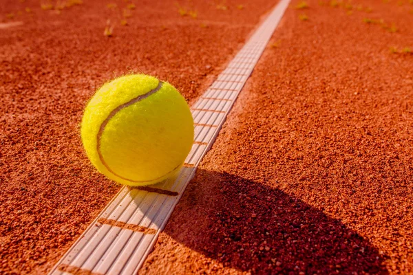 Gele tennisbal op de regel — Stockfoto