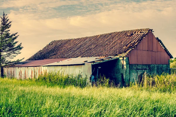 Oude schuur huis in het land — Stockfoto