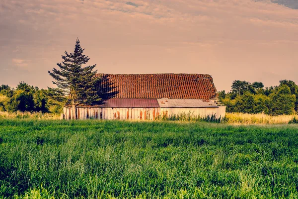 Paesaggio di campagna con un vecchio fienile — Foto Stock