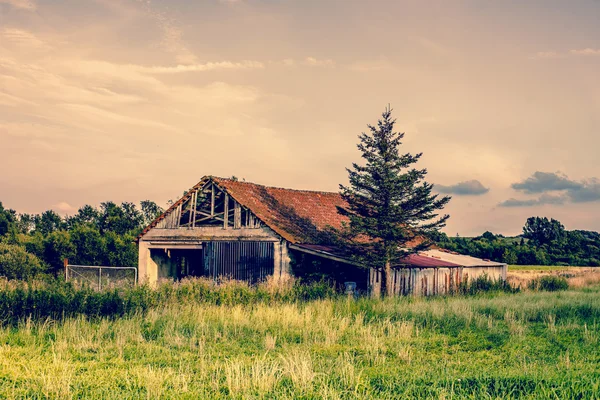 Oude gebroken boerderij — Stockfoto