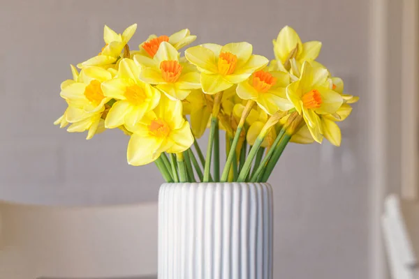 Żonkile Białym Wazonie Wiosną Kwitnące Pięknych Żółtych Kolorach — Zdjęcie stockowe
