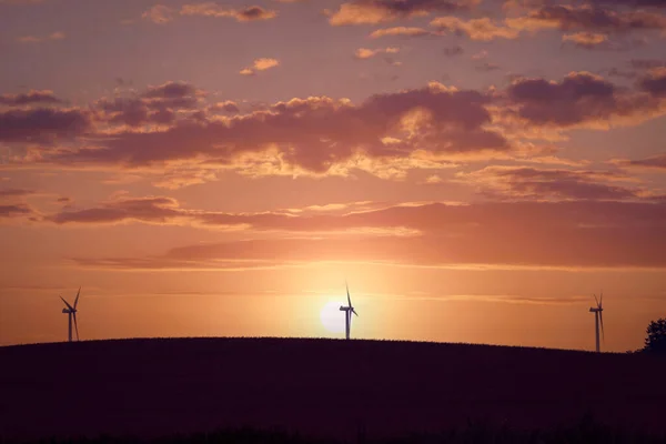 Vindmøllenes Silhuetter Høyde Vakker Solnedgang Med Dramatisk Himmel – stockfoto