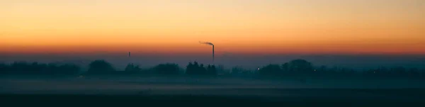 Panorama Krajobraz Dymiącym Kominem Mglistym Zachodzie Słońca — Zdjęcie stockowe