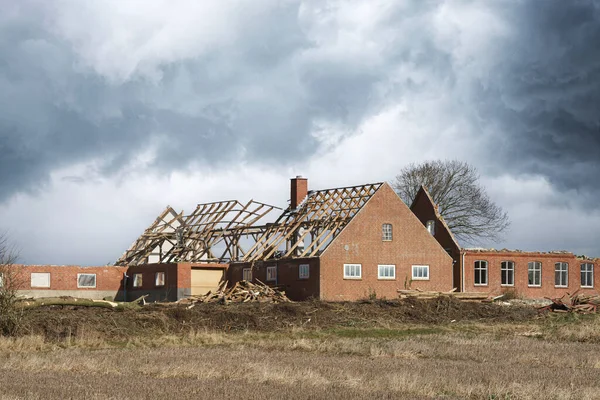 Hus Skadat Storm Med Tak Förstört Molnig Himmel — Stockfoto