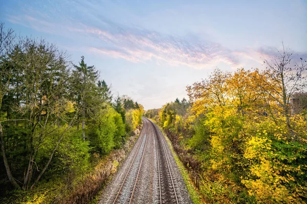 Cenário Outono Colorido Com Uma Trilha Ferroviária Que Atravessa Paisagem — Fotografia de Stock