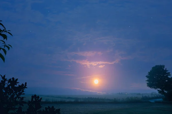 Paisagem Noturna Com Lua Cheia Brilhando Sobre Uma Paisagem Rural — Fotografia de Stock